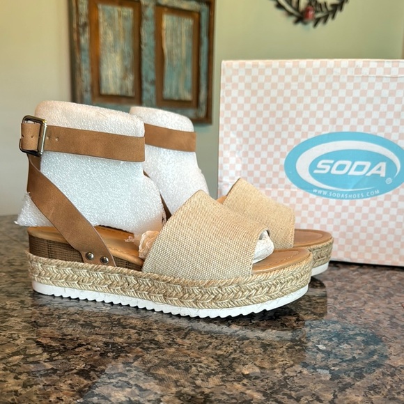 Soda Tan and Cream Espadrille Shoes with Platform Sole EUC 9 - Picture 1 of 16